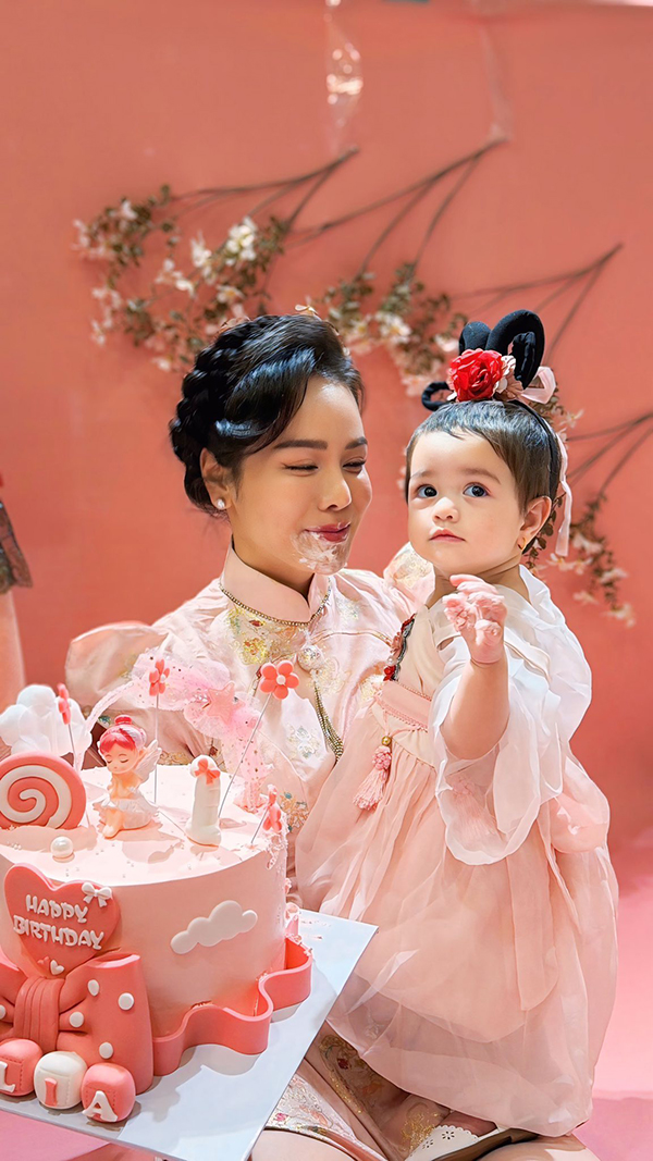 Con gái Nhật Kim Anh tròn 1 tuổi siêu đáng yêu - Ảnh 5. Diễn viên Nhật Kim Anh mừng sinh nhật tròn một tuổi của con gái - Ảnh 5.