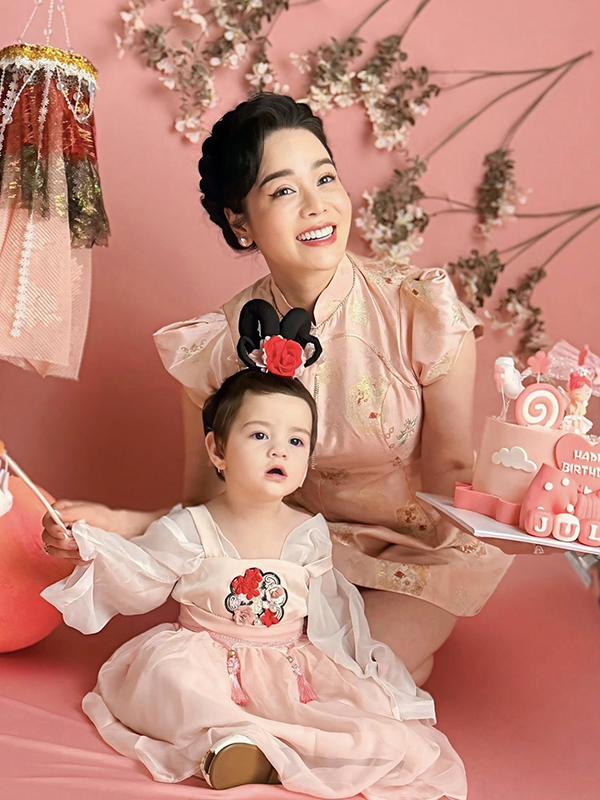 Con gái Nhật Kim Anh tròn 1 tuổi siêu đáng yêu - Ảnh 6. Diễn viên Nhật Kim Anh mừng sinh nhật tròn một tuổi của con gái - Ảnh 6.