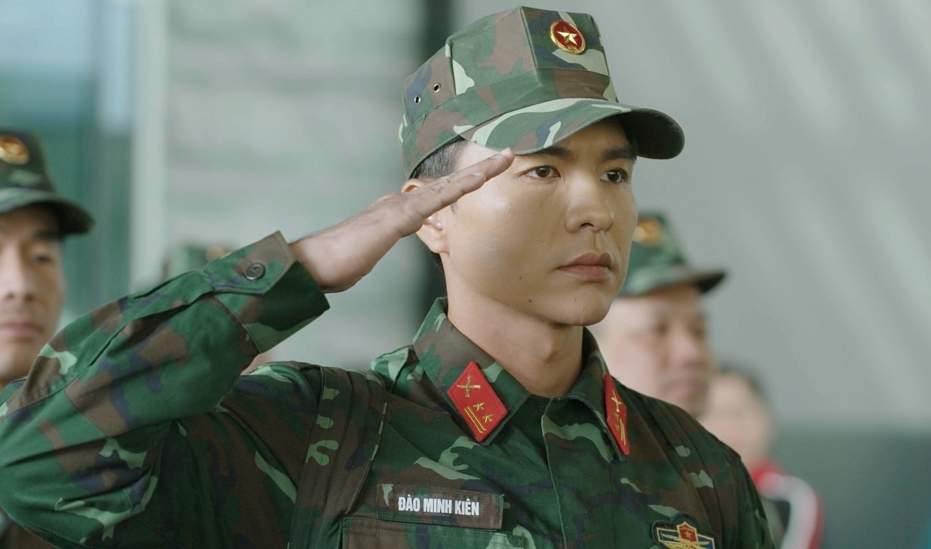 Mỹ nam hot nhất "Mưa đỏ" gây sốt khi vào vai trung tá trong phim giờ vàng VTV - Ảnh 1.