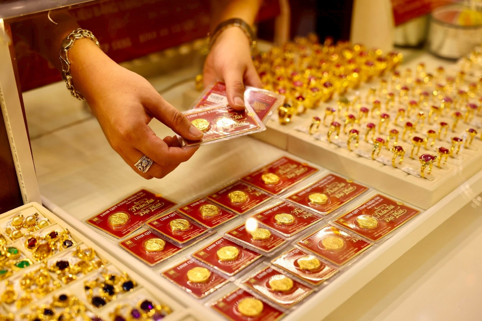 Giá vàng hôm nay 13/1: Vàng nhẫn đồng loạt tăng từ 1,5 – 2,2 triệu đồng/lượng- Ảnh 1.