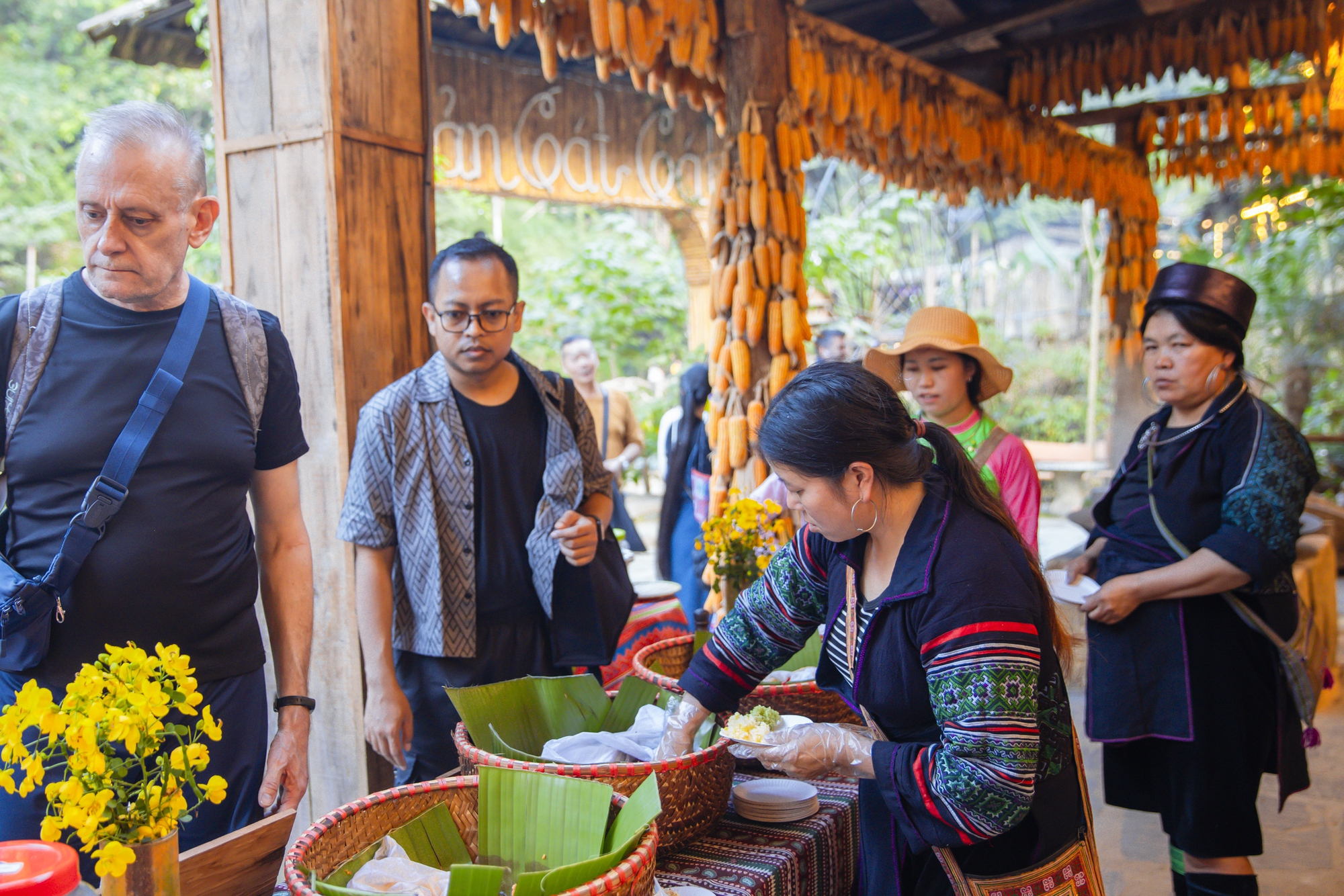 Chưa đến Tết nguyên đán Bính Ngọ, nhiều tour đã kín 60–80% chỗ- Ảnh 2.