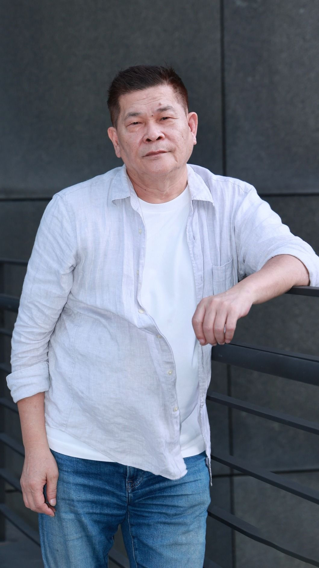 Trắng tay vì món nợ 191 tỷ đồng, nam nghệ sĩ hàng đầu showbiz phải vất vả mưu sinh - Ảnh 1.