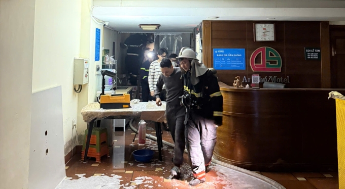 Ch&aacute;y nh&agrave; 8 tầng ở H&agrave; Nội, Cảnh s&aacute;t PCCC cứu 7 người mắc kẹt tho&aacute;t nạn trong gang tấc - Ảnh 2.