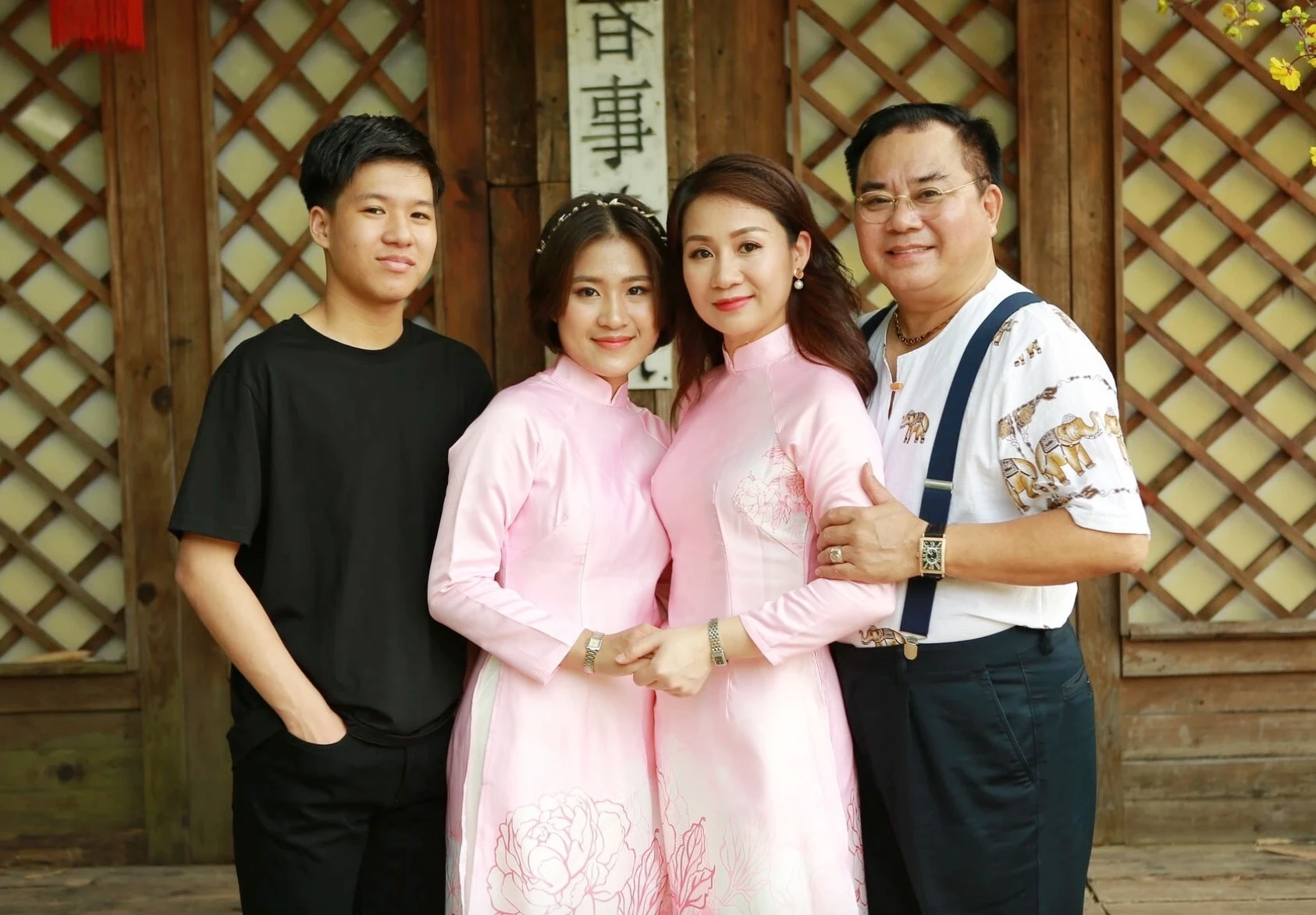 "Ngọc Hoàng đầu tiên" của Táo quân và cuộc sống phía sau ánh đèn sân khấu ở tuổi 60 - Ảnh 3.