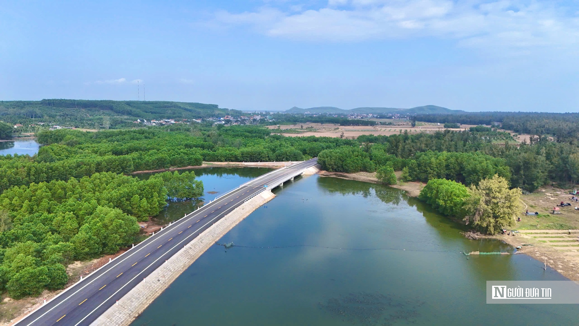 Cận cảnh tuyến đường ven biển 152 tỉ đồng sắp thông xe ở Quảng Ngãi- Ảnh 7.