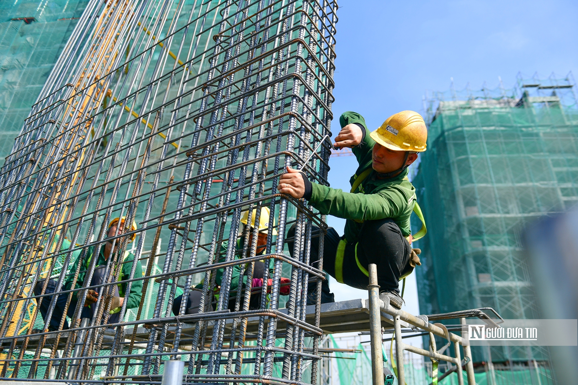 Những người lặng lẽ sau c&ocirc;ng trường, mồ h&ocirc;i đổi một c&aacute;i Tết ấm- Ảnh 2.