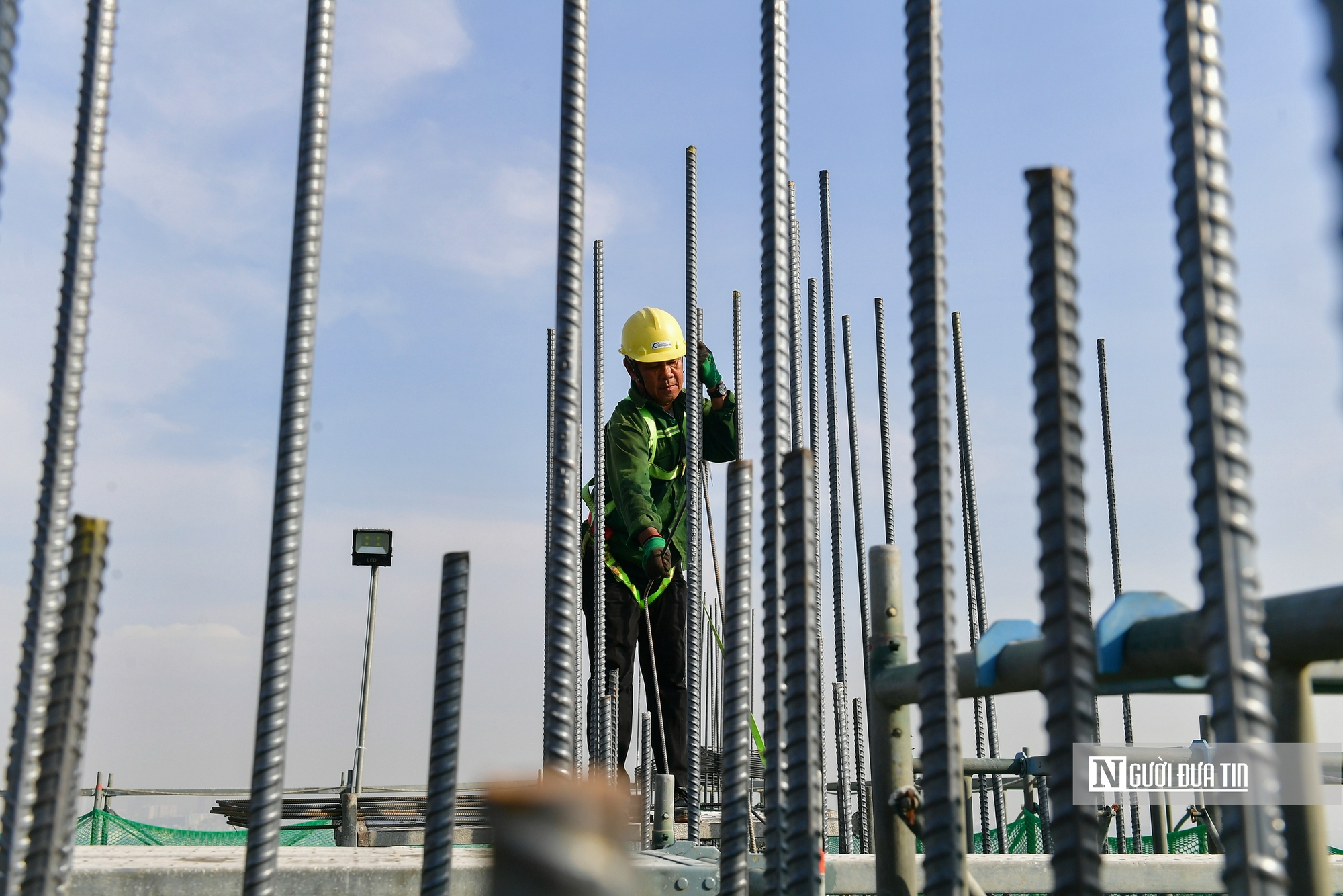 Những người lặng lẽ sau c&ocirc;ng trường, mồ h&ocirc;i đổi một c&aacute;i Tết ấm- Ảnh 3.