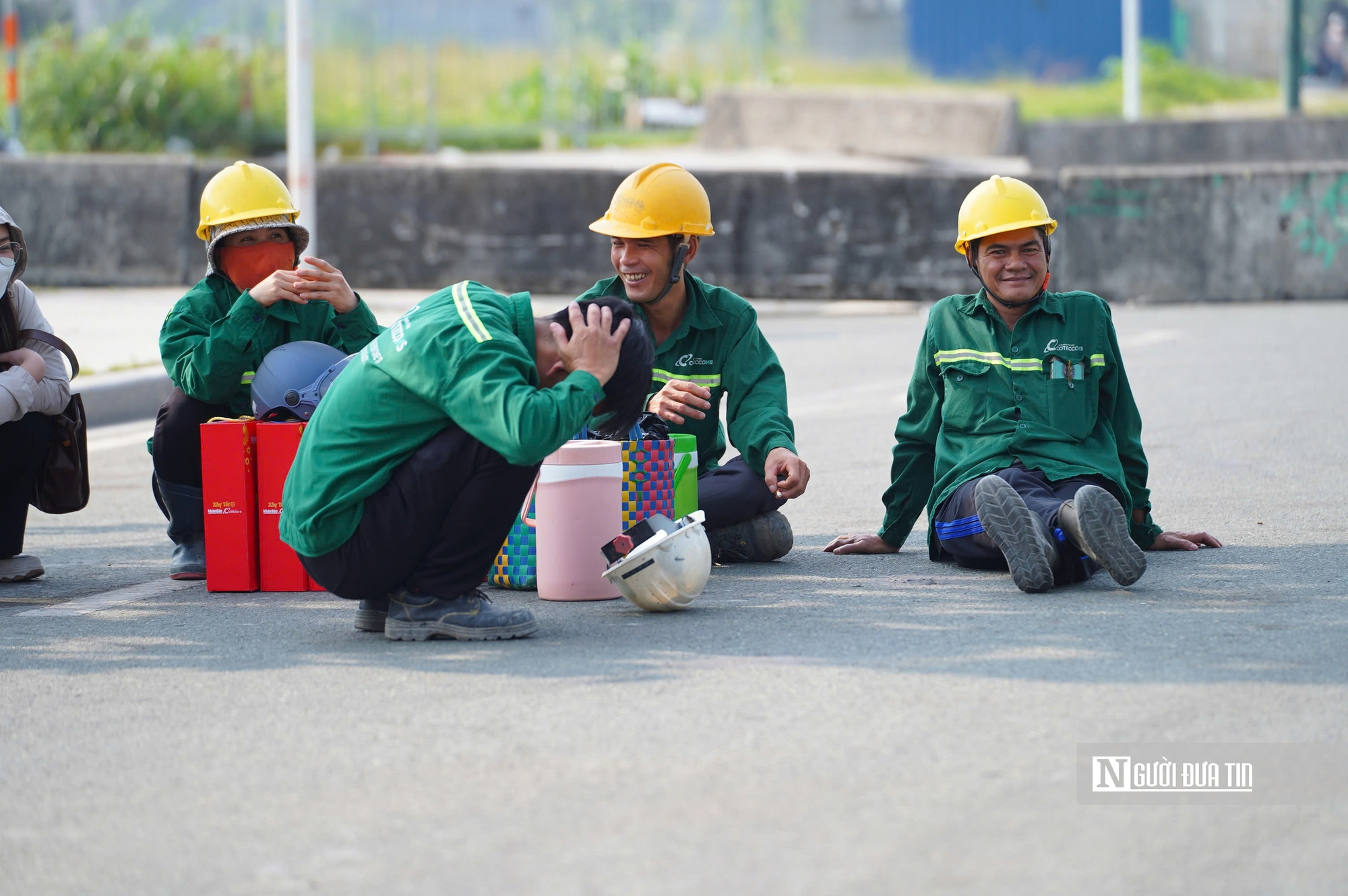 Những người lặng lẽ sau c&ocirc;ng trường, mồ h&ocirc;i đổi một c&aacute;i Tết ấm- Ảnh 5.