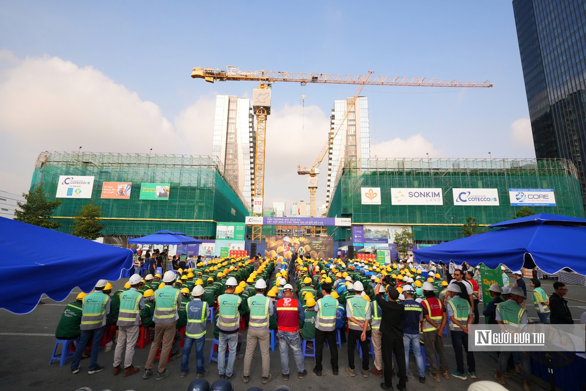 Những người lặng lẽ sau c&ocirc;ng trường, mồ h&ocirc;i đổi một c&aacute;i Tết ấm- Ảnh 6.