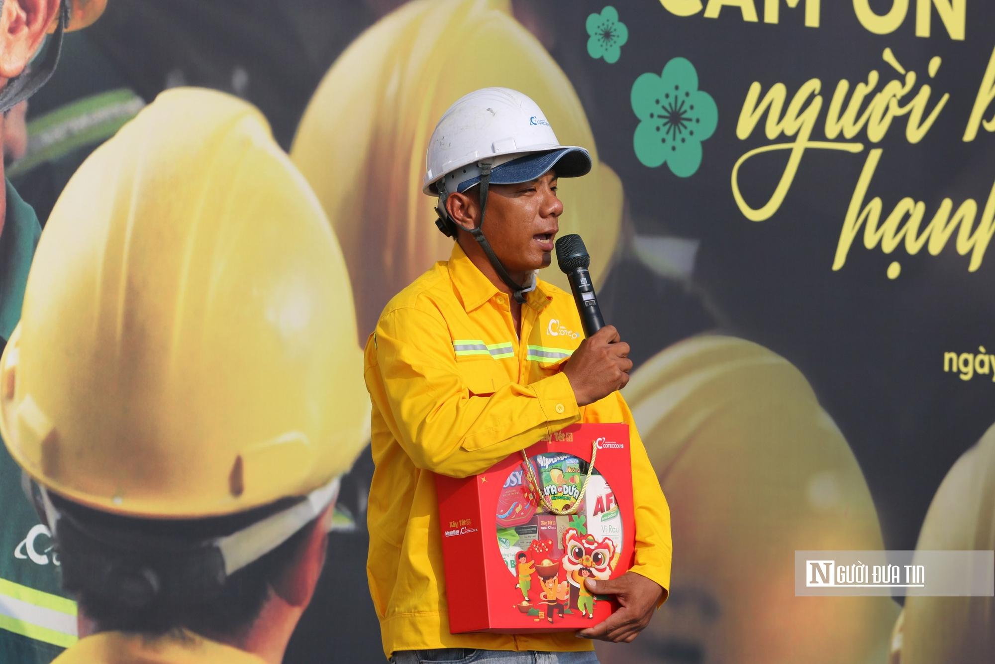 Những người lặng lẽ sau c&ocirc;ng trường, mồ h&ocirc;i đổi một c&aacute;i Tết ấm- Ảnh 10.