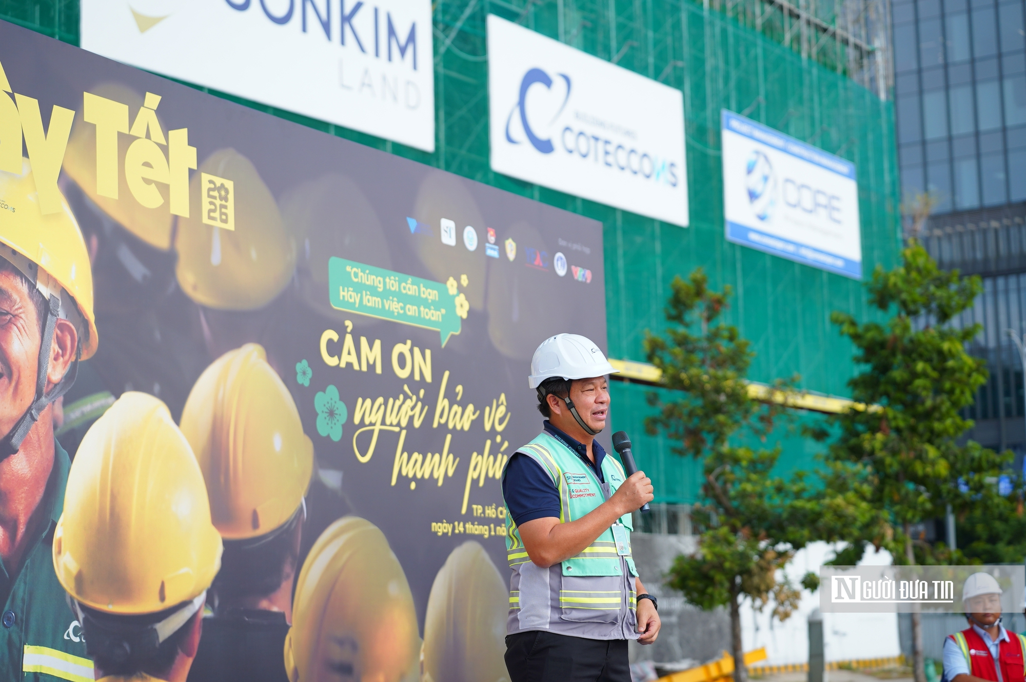 Những người lặng lẽ sau c&ocirc;ng trường, mồ h&ocirc;i đổi một c&aacute;i Tết ấm- Ảnh 11.