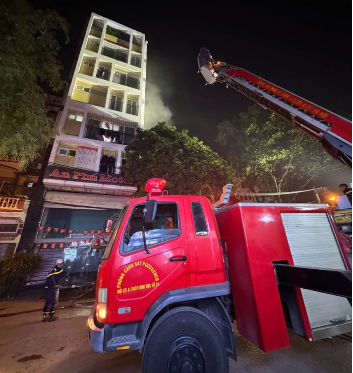 Cháy nhà 8 tầng ở Hà Nội, Cảnh sát PCCC cứu 7 người mắc kẹt thoát nạn trong gang tấc - Ảnh 1.