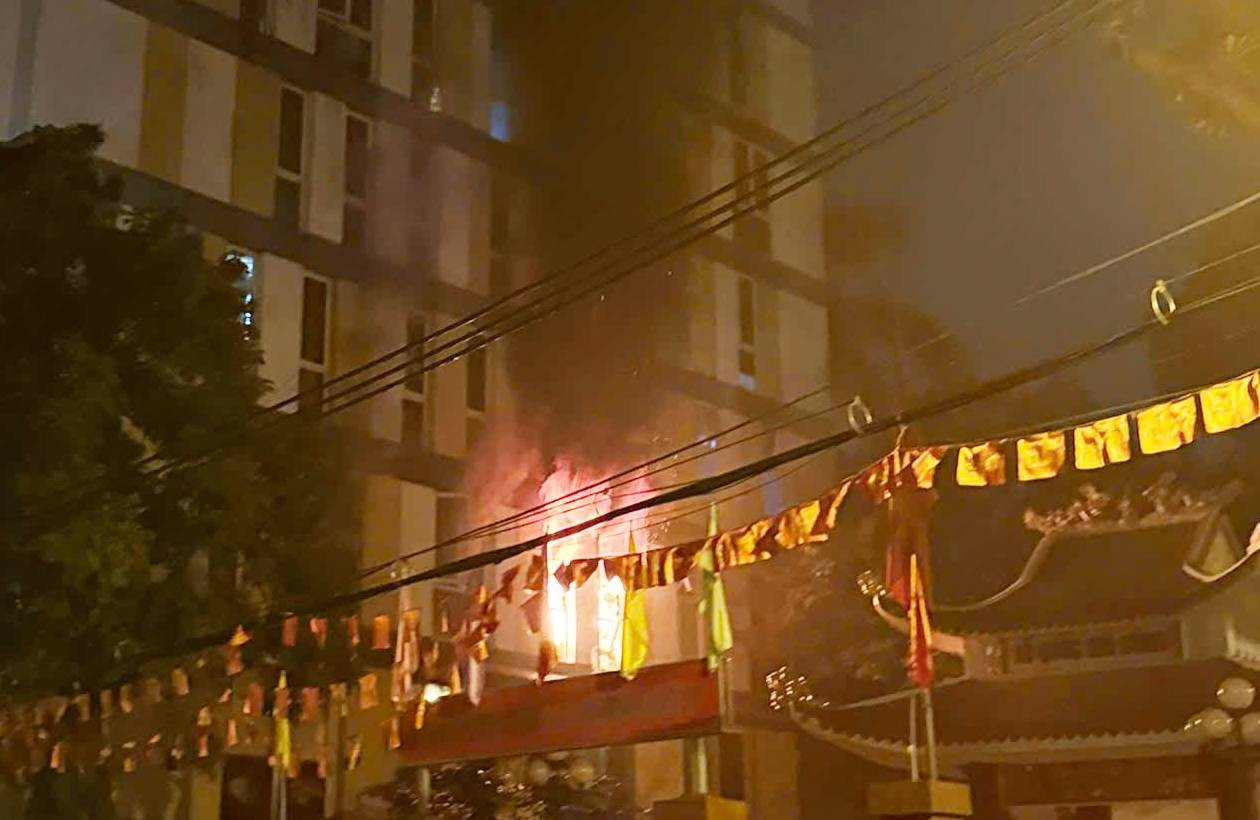 Nghi &aacute;n đốt nh&agrave; trọ ở H&agrave; Nội: Trước khi ch&aacute;y nh&agrave; c&oacute; tiếng c&atilde;i nhau, x&ocirc; x&aacute;t g&acirc;y n&aacute;o loạn khu d&acirc;n cư - Ảnh 1.