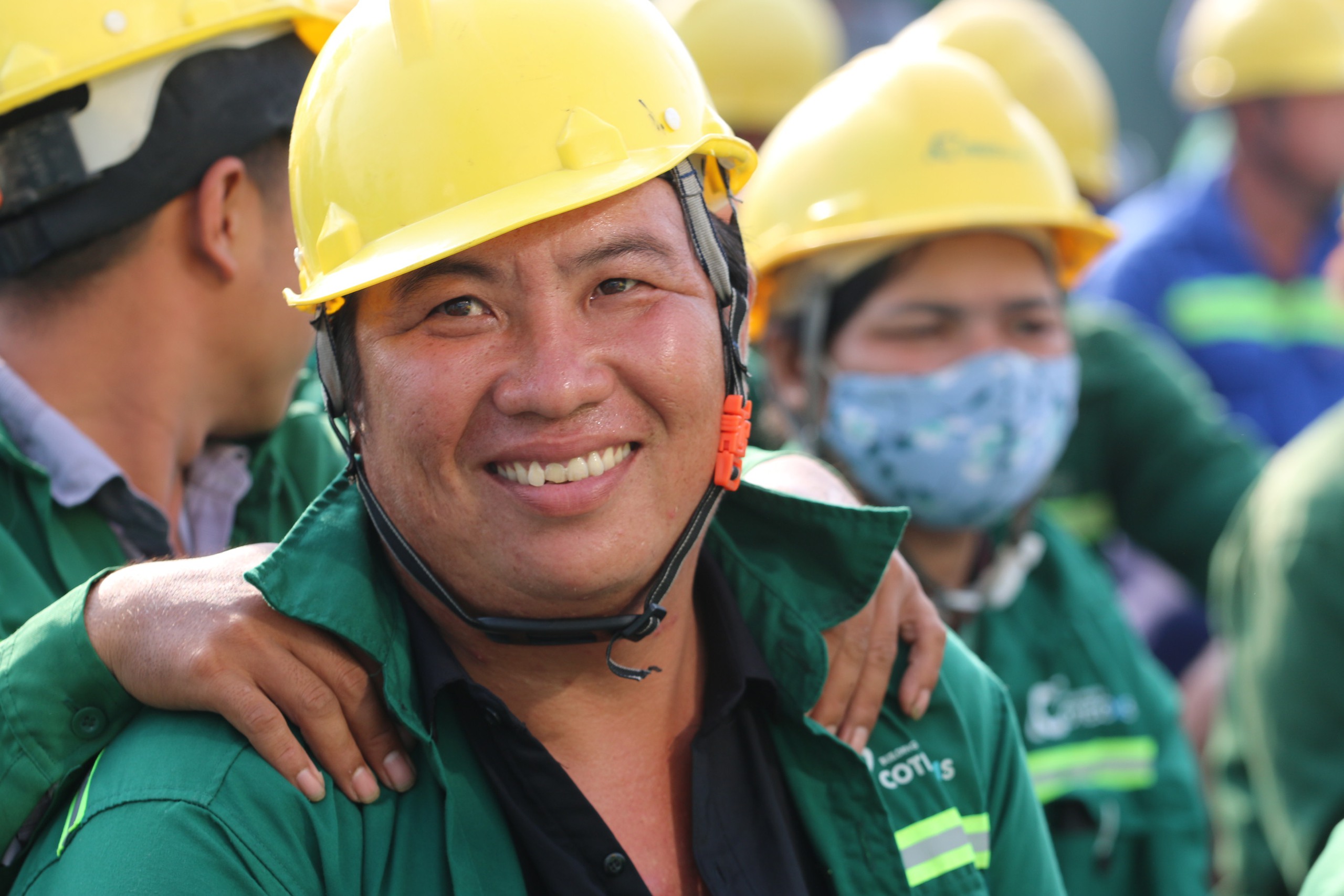 Những người lặng lẽ sau c&ocirc;ng trường, mồ h&ocirc;i đổi một c&aacute;i Tết ấm- Ảnh 7.