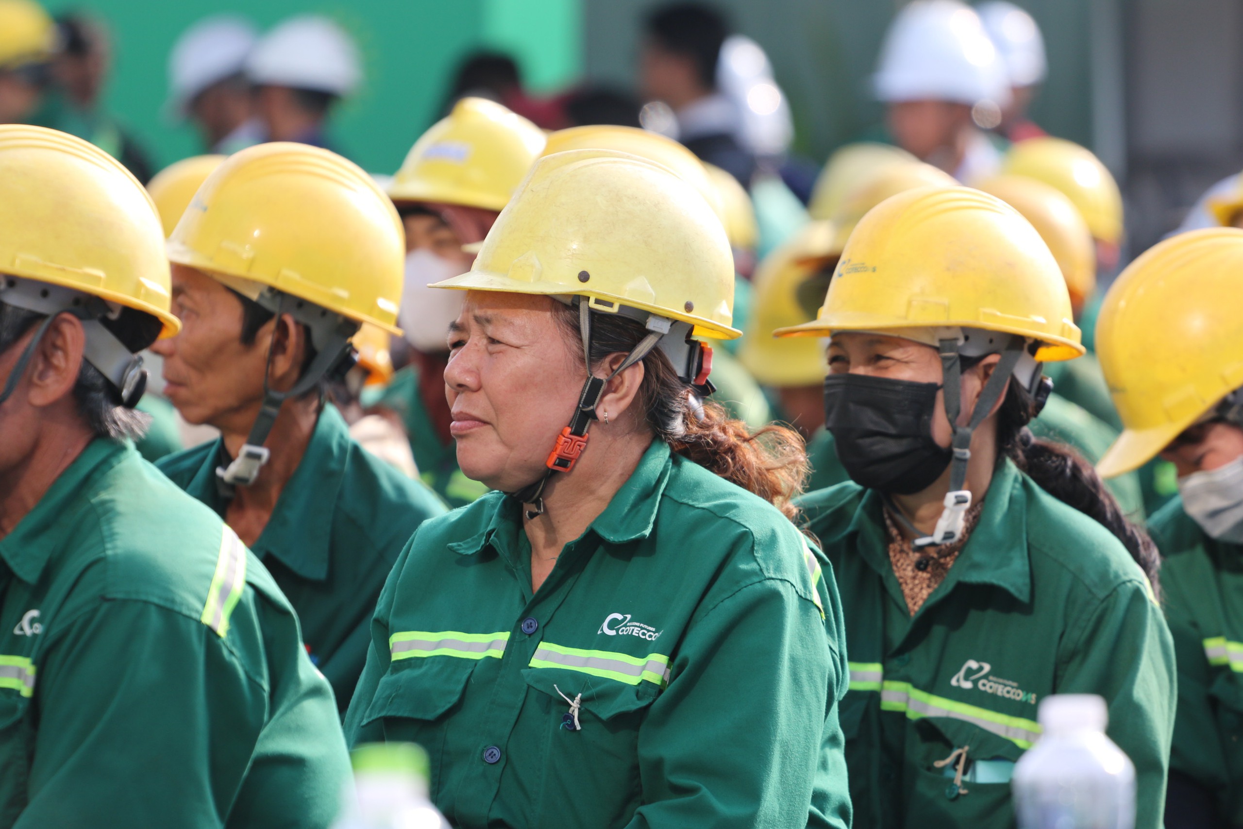 Những người lặng lẽ sau c&ocirc;ng trường, mồ h&ocirc;i đổi một c&aacute;i Tết ấm- Ảnh 8.