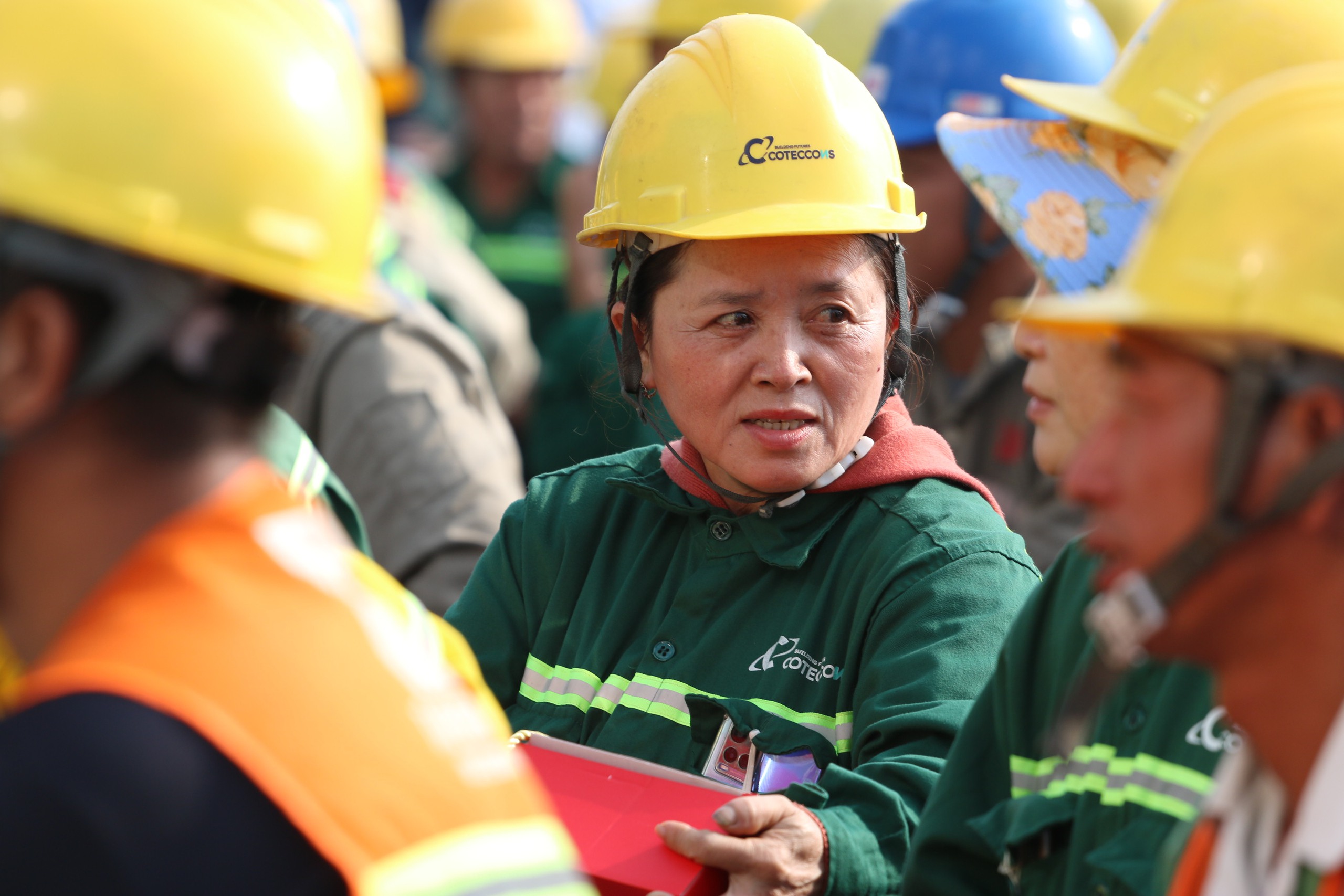 Những người lặng lẽ sau c&ocirc;ng trường, mồ h&ocirc;i đổi một c&aacute;i Tết ấm- Ảnh 9.