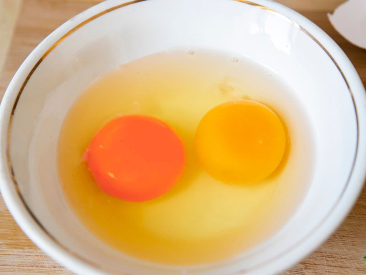 Đập trứng gà lòng đỏ đậm và nhạt khác nhau: Chuyên gia tiết lộ cách chọn tốt nhất - Ảnh 2.