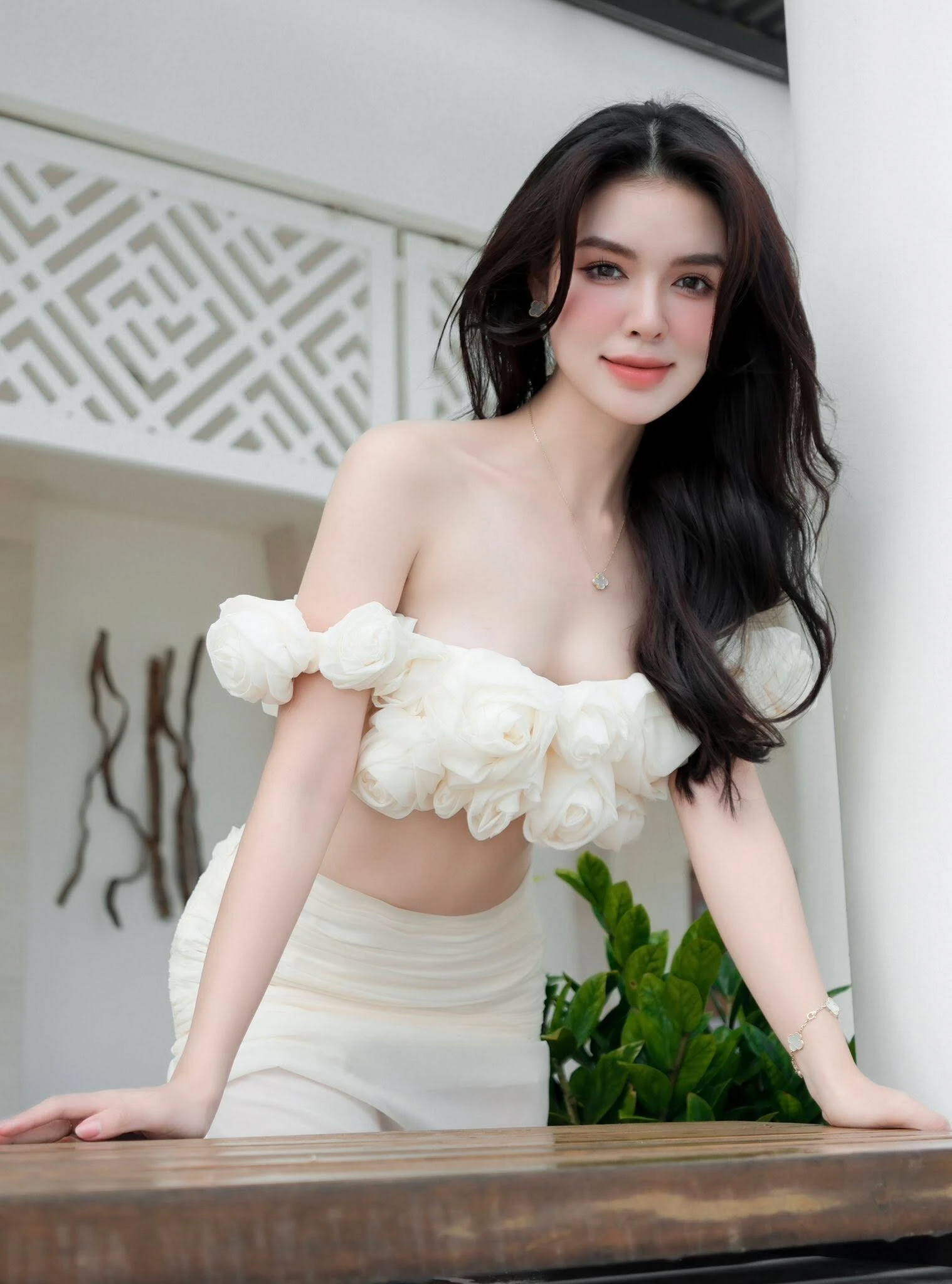 "Tình trẻ" của Mạnh Trường trong Lằn ranh, "làn gió mới" trong dàn mỹ nhân của VFC  - Ảnh 1.