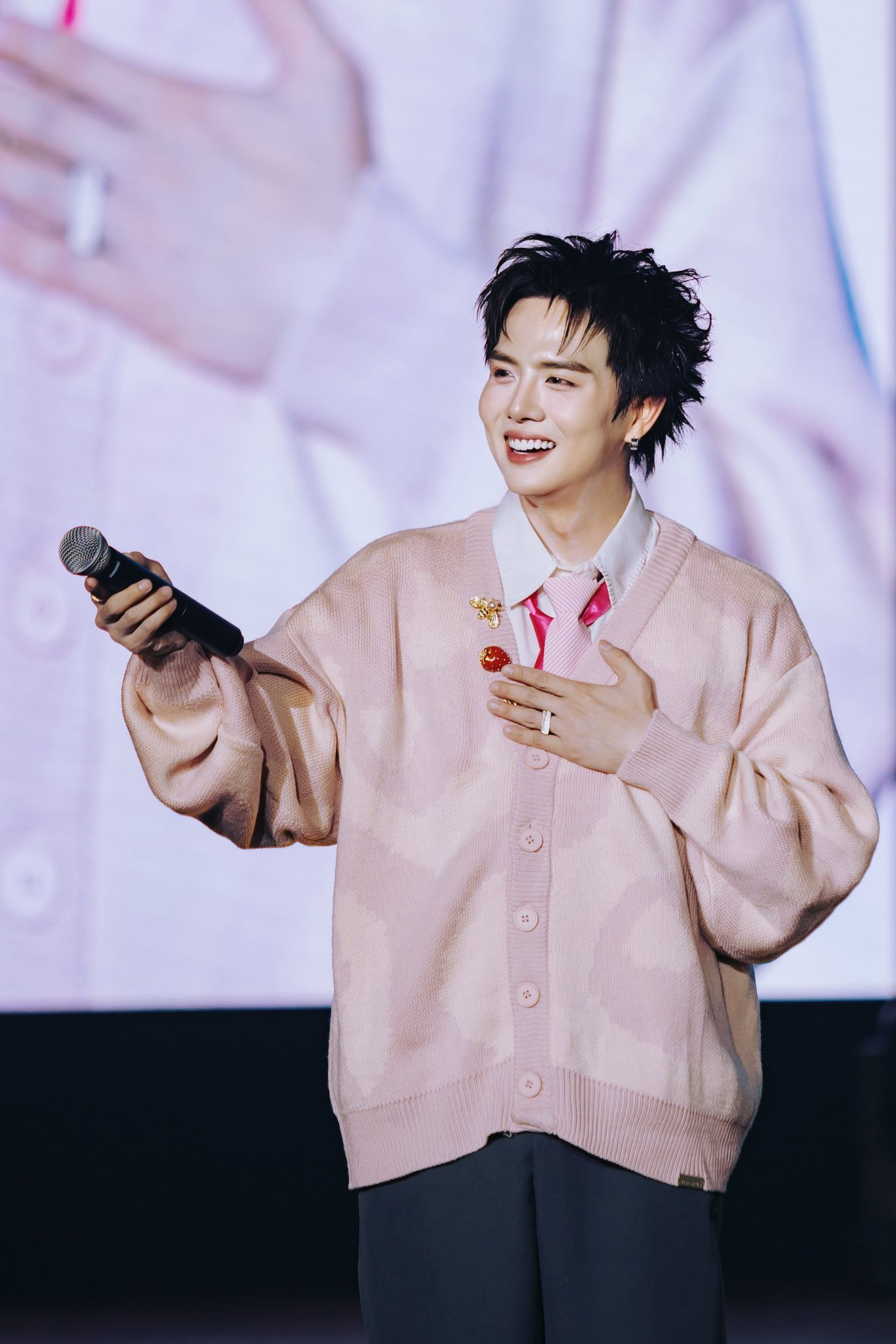 "Cây hài đa sắc màu"- Duy khánh: Quá khứ từng nằm liệt giường vì bệnh tim, phải sống chung với thanh sắt dài hơn 30cm - Ảnh 3.