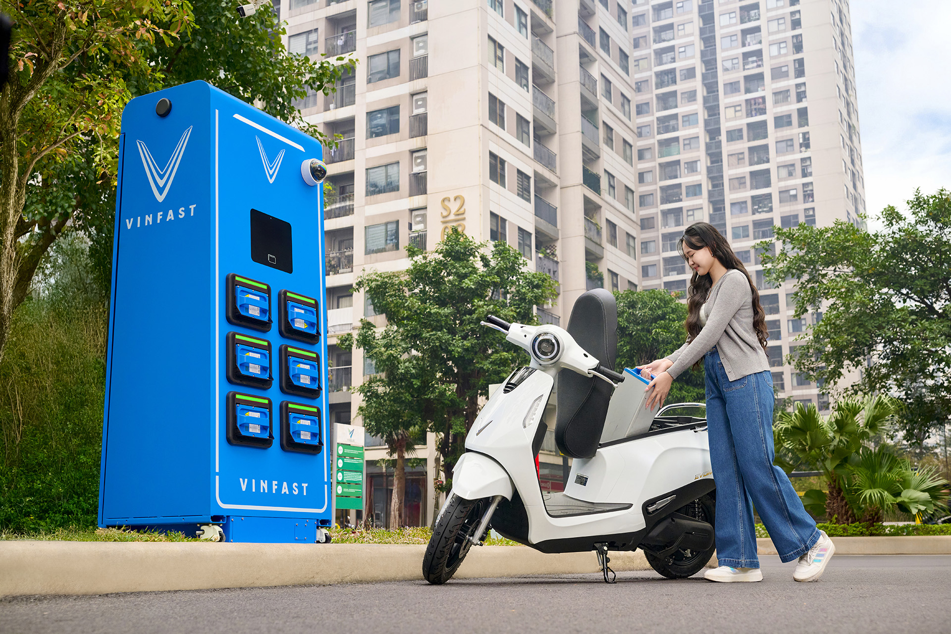 VinFast ra mắt 4 mẫu xe máy điện mới, hoàn thiện lắp đặt 4.500 trạm đổi pin đầu tiên - Ảnh 6.