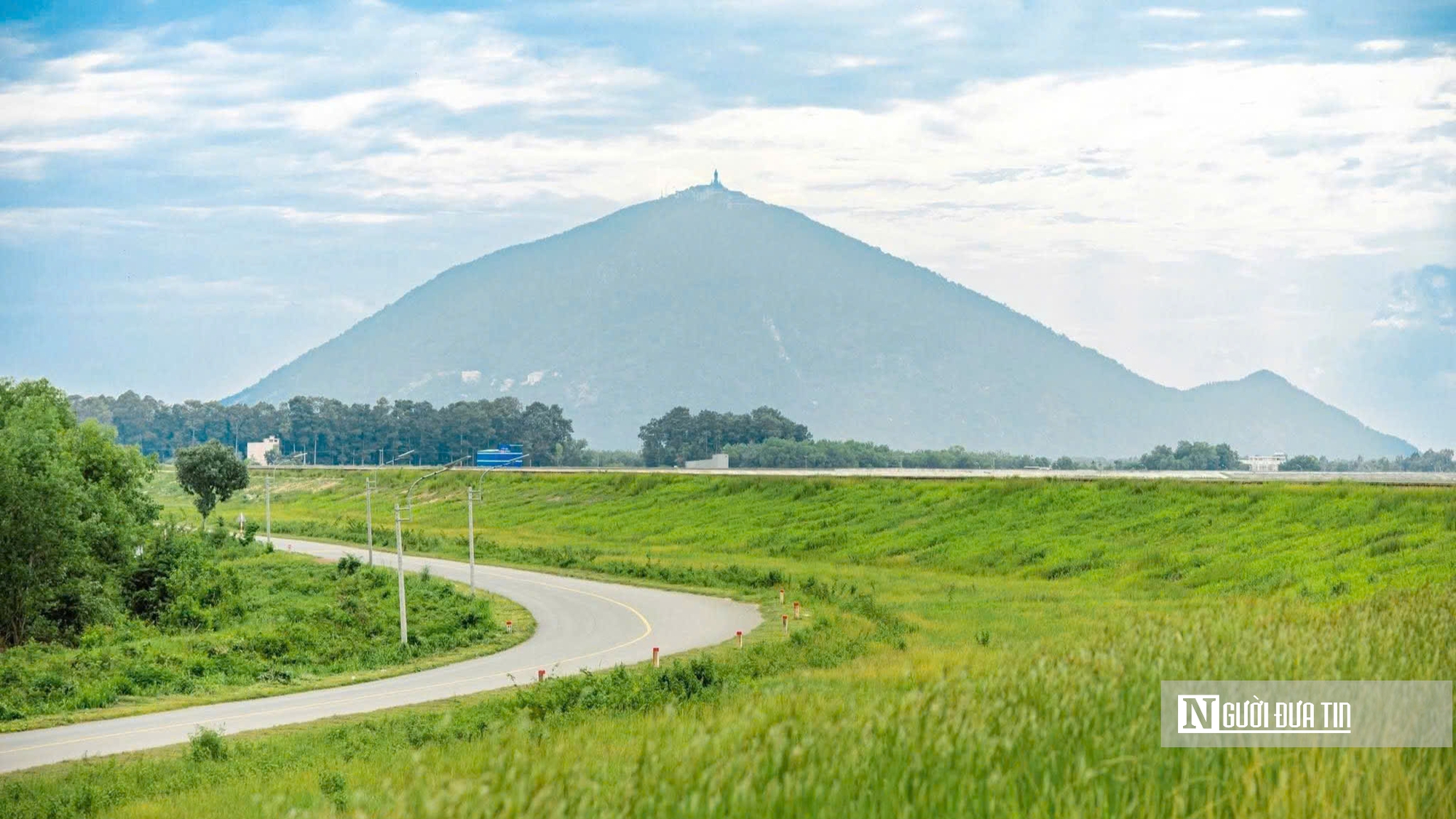 Cận cảnh “nóc nhà Nam Bộ” giữa đất trời Tây Ninh - Ảnh 1.