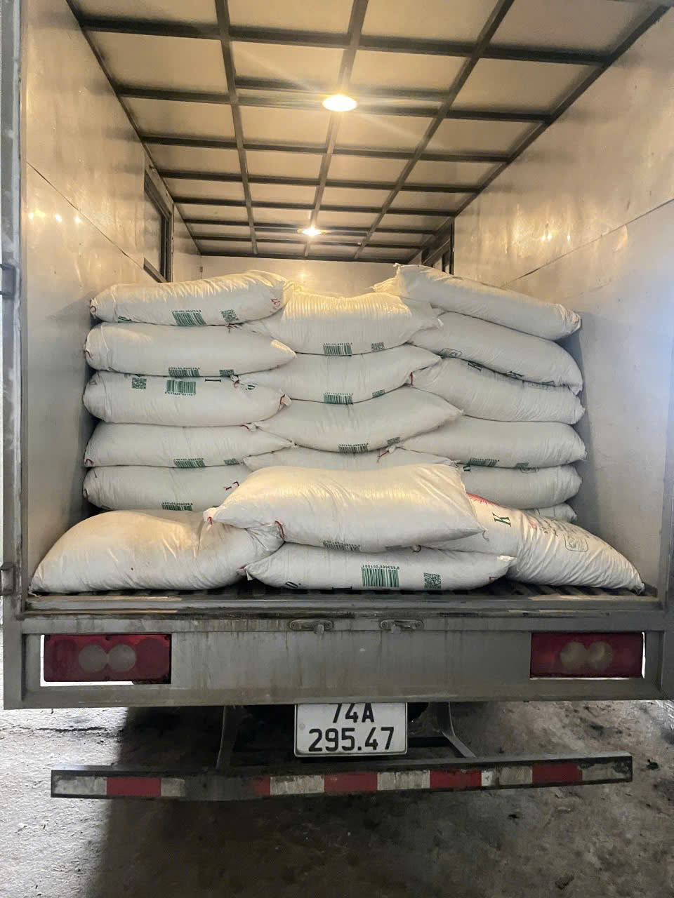 Bí mật sau những chuyến xe nằm "bất động" lúc rạng sáng- Ảnh 4. Bí mật sau những chuyến xe nằm "bất động" lúc rạng sáng- Ảnh 4.