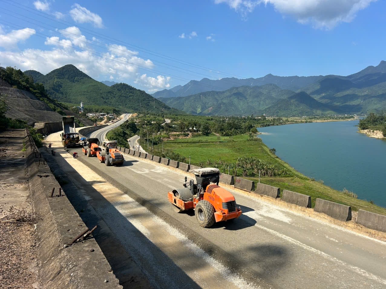 Cao tốc La Sơn-H&ograve;a Li&ecirc;n 3.000 tỷ đồng: Thi c&ocirc;ng thần tốc kịp th&ocirc;ng xe trong th&aacute;ng 1 - Ảnh 1.