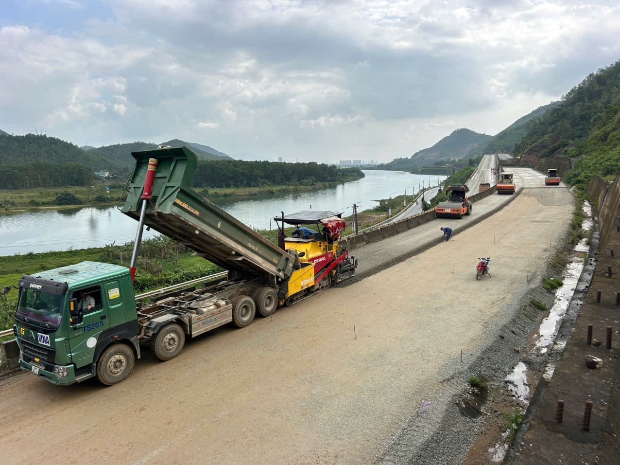 Cao tốc La Sơn-H&ograve;a Li&ecirc;n 3.000 tỷ đồng: Thi c&ocirc;ng thần tốc kịp th&ocirc;ng xe trong th&aacute;ng 1 - Ảnh 5.