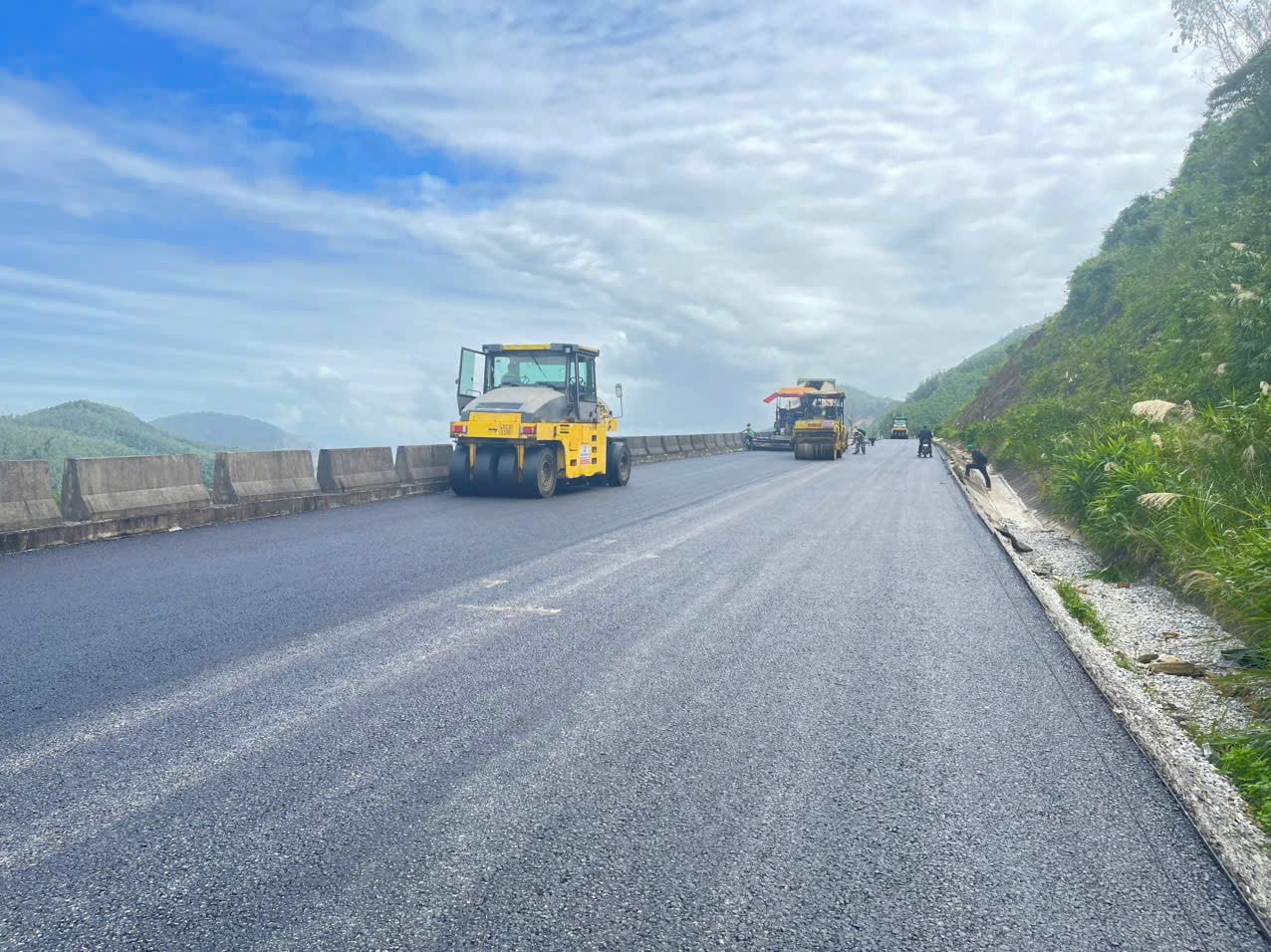 Cao tốc La Sơn-H&ograve;a Li&ecirc;n 3.000 tỷ đồng: Thi c&ocirc;ng thần tốc kịp th&ocirc;ng xe trong th&aacute;ng 1 - Ảnh 3.