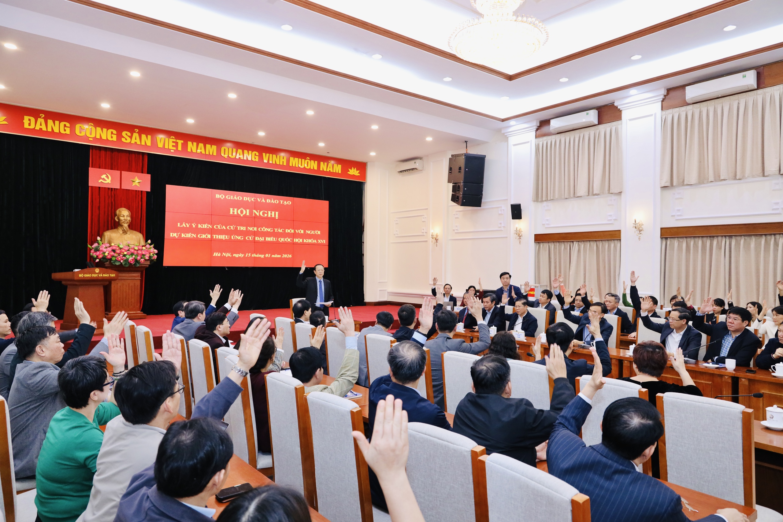 Giới thiệu Bộ trưởng Bộ GD&ĐT ứng cử ĐBQH khóa XVI- Ảnh 1.