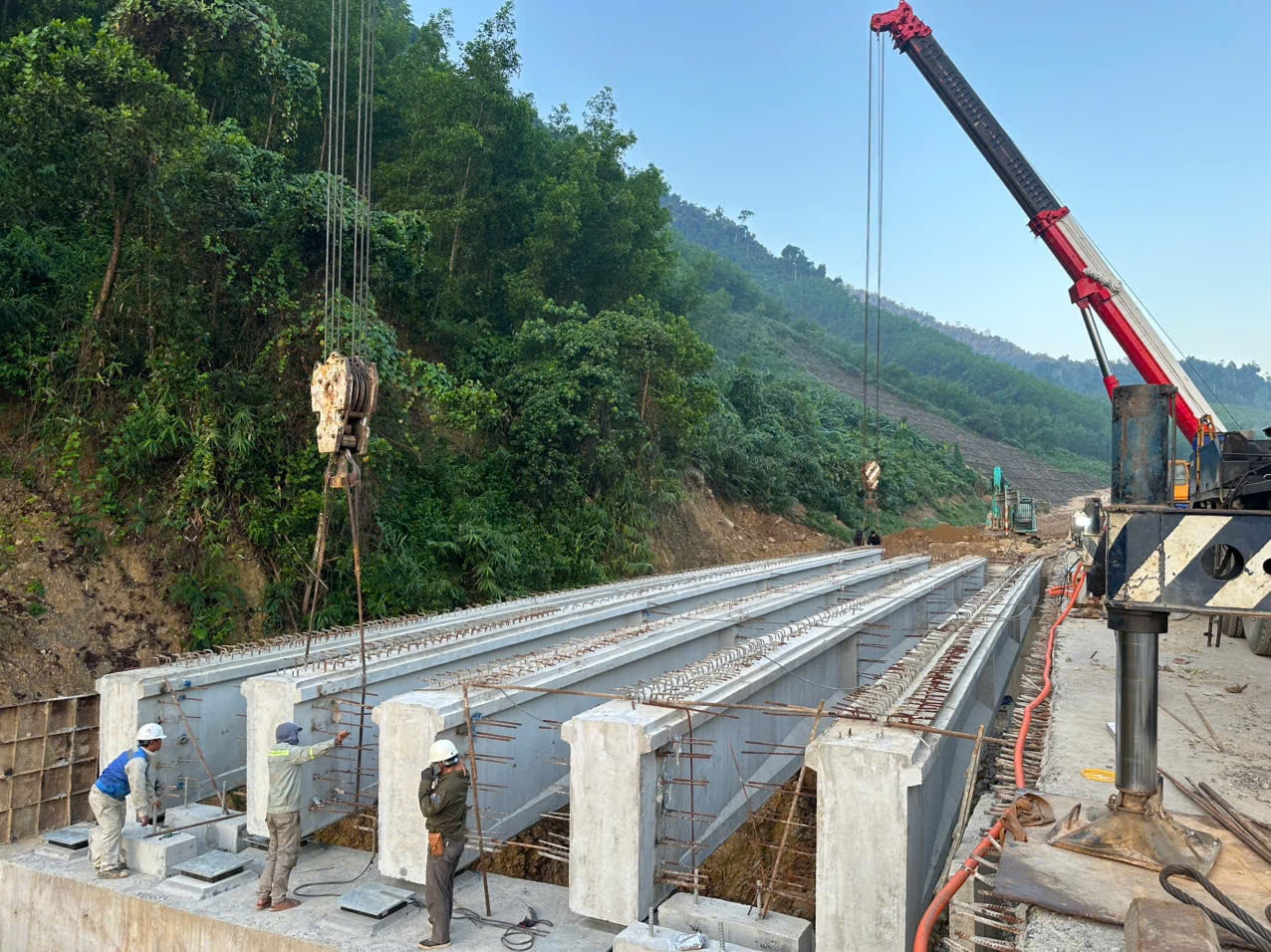 Cao tốc La Sơn-H&ograve;a Li&ecirc;n 3.000 tỷ đồng: Thi c&ocirc;ng thần tốc kịp th&ocirc;ng xe trong th&aacute;ng 1 - Ảnh 4.