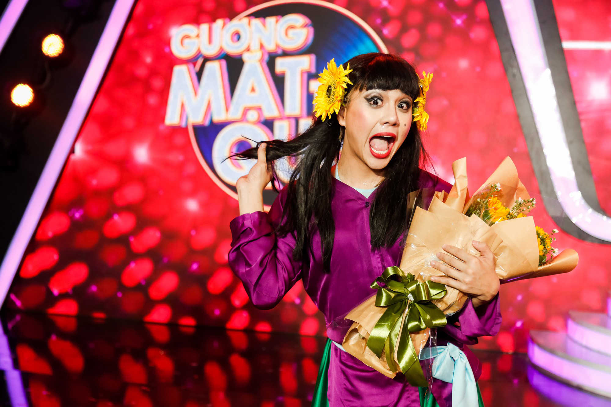 "Cây hài đa sắc màu"- Duy khánh: Quá khứ từng nằm liệt giường vì bệnh tim, phải sống chung với thanh sắt dài hơn 30cm - Ảnh 1.