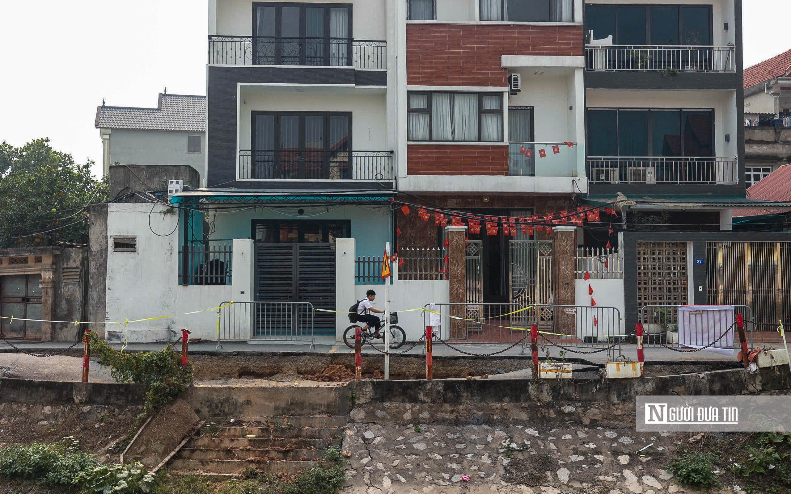 H&agrave; Nội: Cận cảnh vị tr&iacute; sạt lở tr&ecirc;n đ&ecirc; s&ocirc;ng Pheo - Ảnh 8.