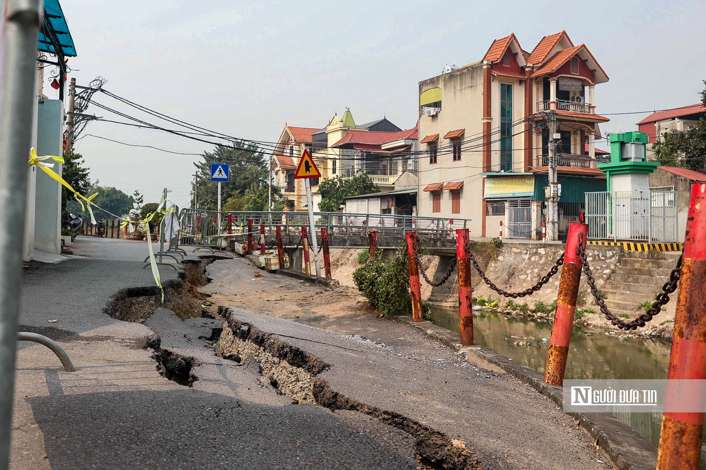 H&agrave; Nội: Cận cảnh vị tr&iacute; sạt lở tr&ecirc;n đ&ecirc; s&ocirc;ng Pheo - Ảnh 2.