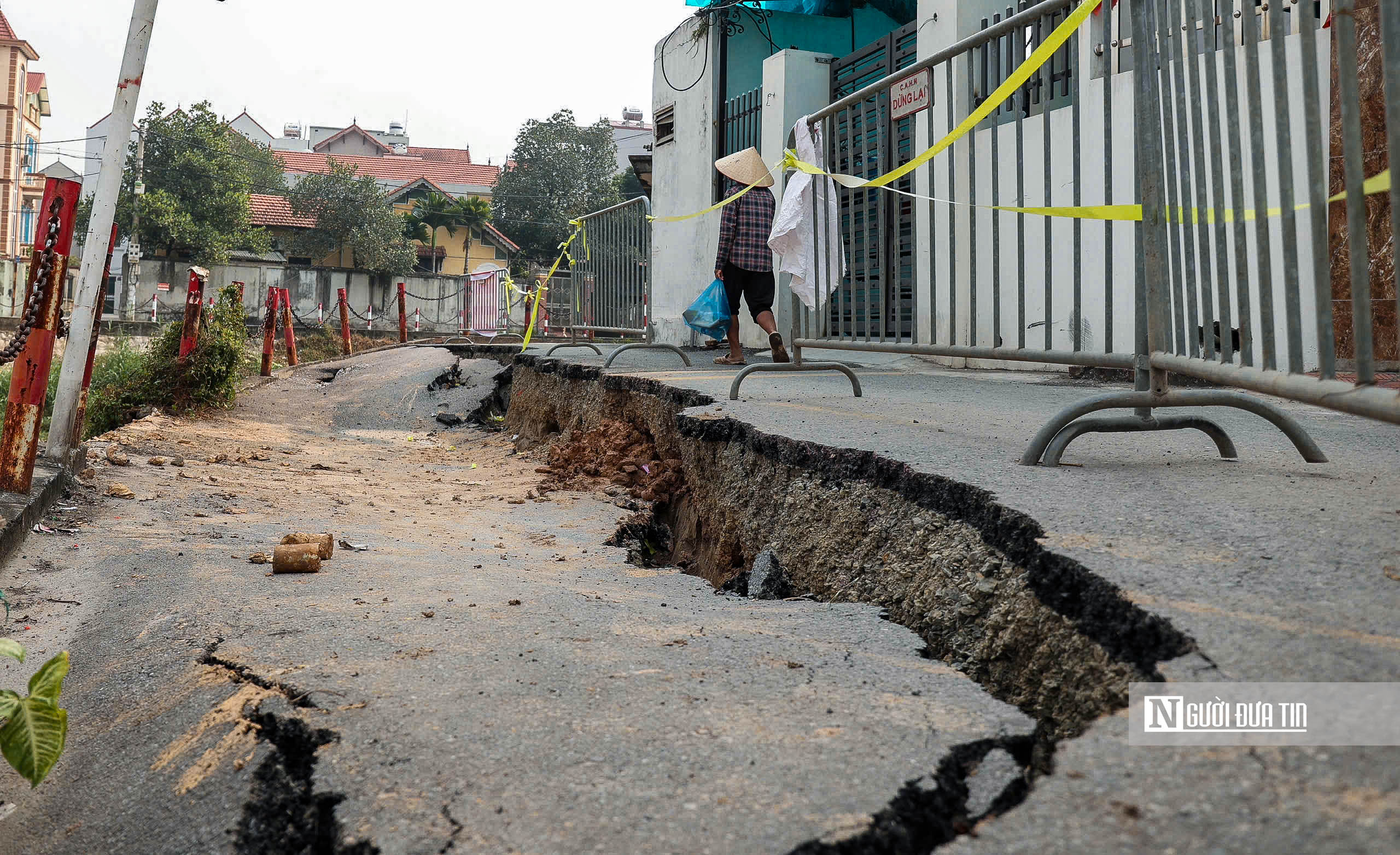 H&agrave; Nội: Cận cảnh vị tr&iacute; sạt lở tr&ecirc;n đ&ecirc; s&ocirc;ng Pheo - Ảnh 5.