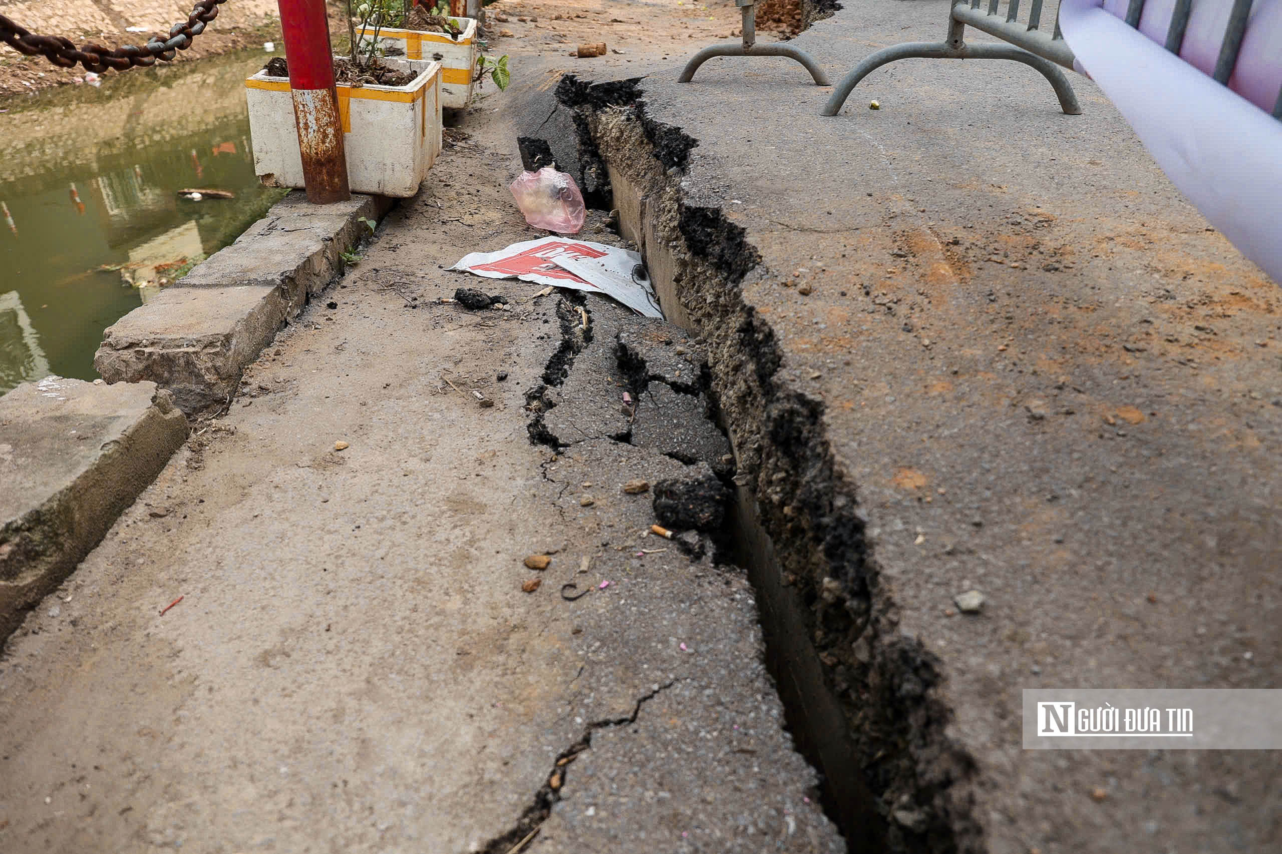 H&agrave; Nội: Cận cảnh vị tr&iacute; sạt lở tr&ecirc;n đ&ecirc; s&ocirc;ng Pheo - Ảnh 4.