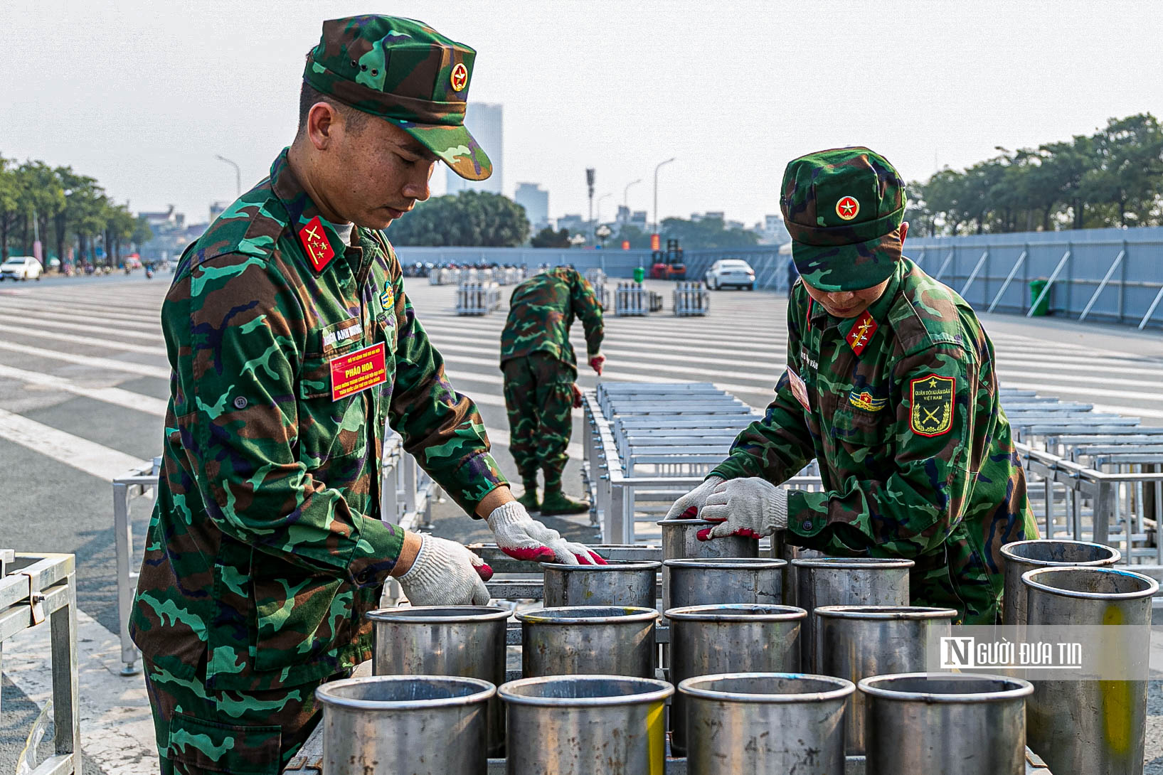B&ecirc;n trong trận địa ph&aacute;o ch&agrave;o mừng th&agrave;nh c&ocirc;ng Đại hội XIV của Đảng  - Ảnh 12.