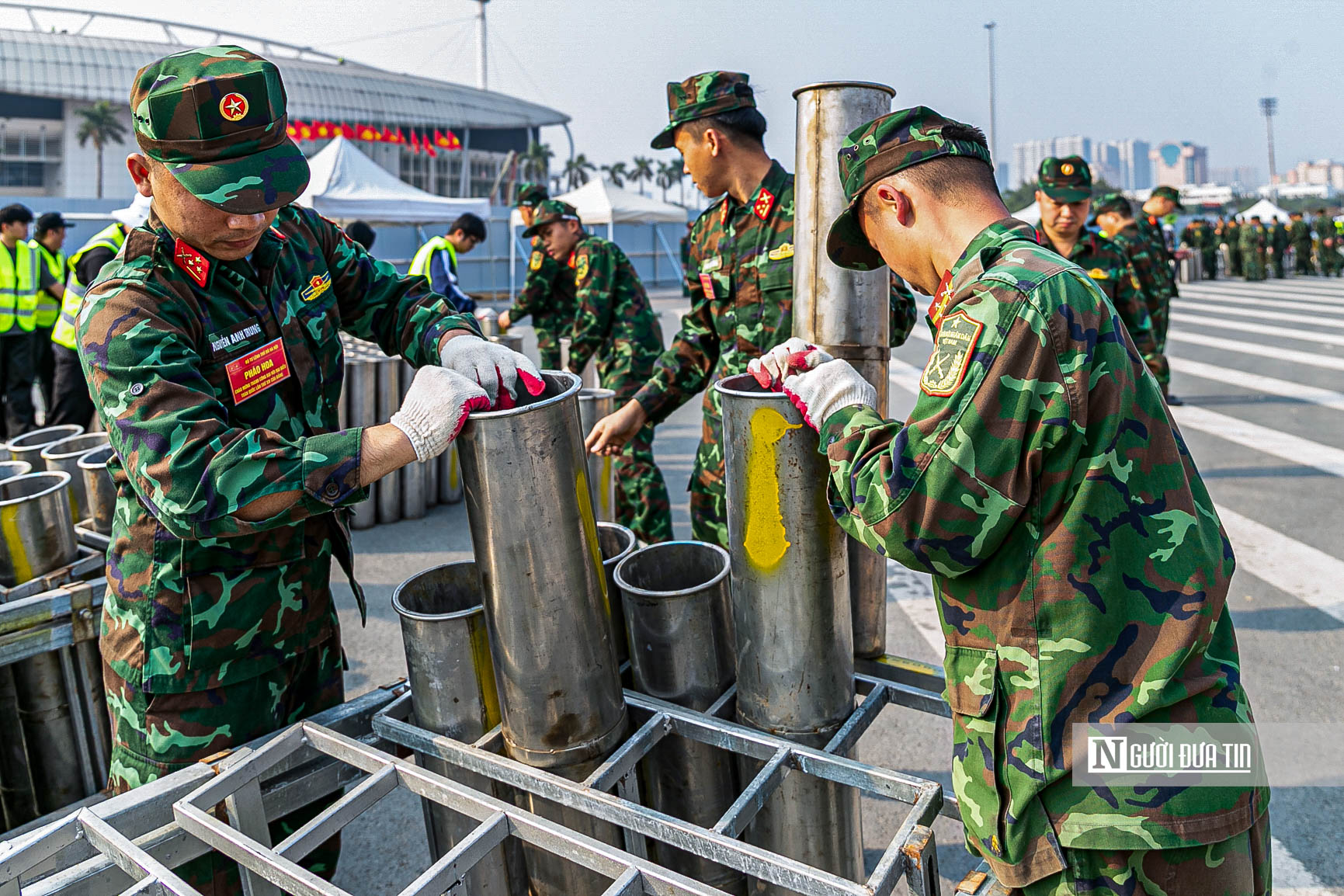B&ecirc;n trong trận địa ph&aacute;o ch&agrave;o mừng th&agrave;nh c&ocirc;ng Đại hội XIV của Đảng  - Ảnh 6.