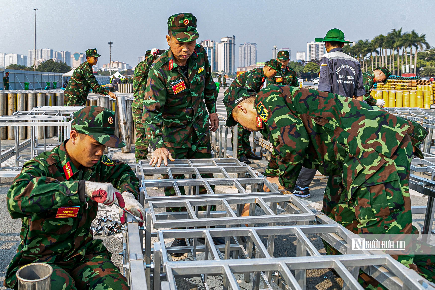 B&ecirc;n trong trận địa ph&aacute;o ch&agrave;o mừng th&agrave;nh c&ocirc;ng Đại hội XIV của Đảng  - Ảnh 7.
