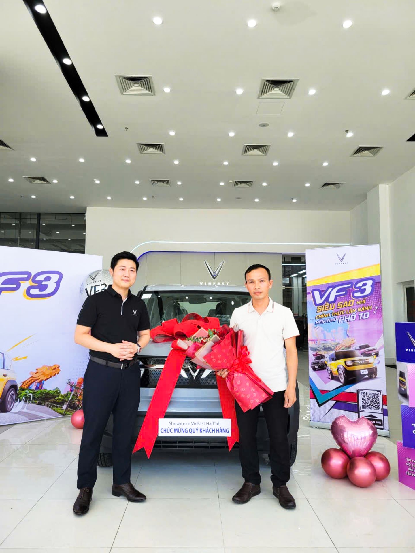 Không muốn quay lại xe xăng, vợ chồng giảng viên ở Hà Tĩnh chốt liền tay 2 xe điện VinFast chỉ trong một năm - Ảnh 1.