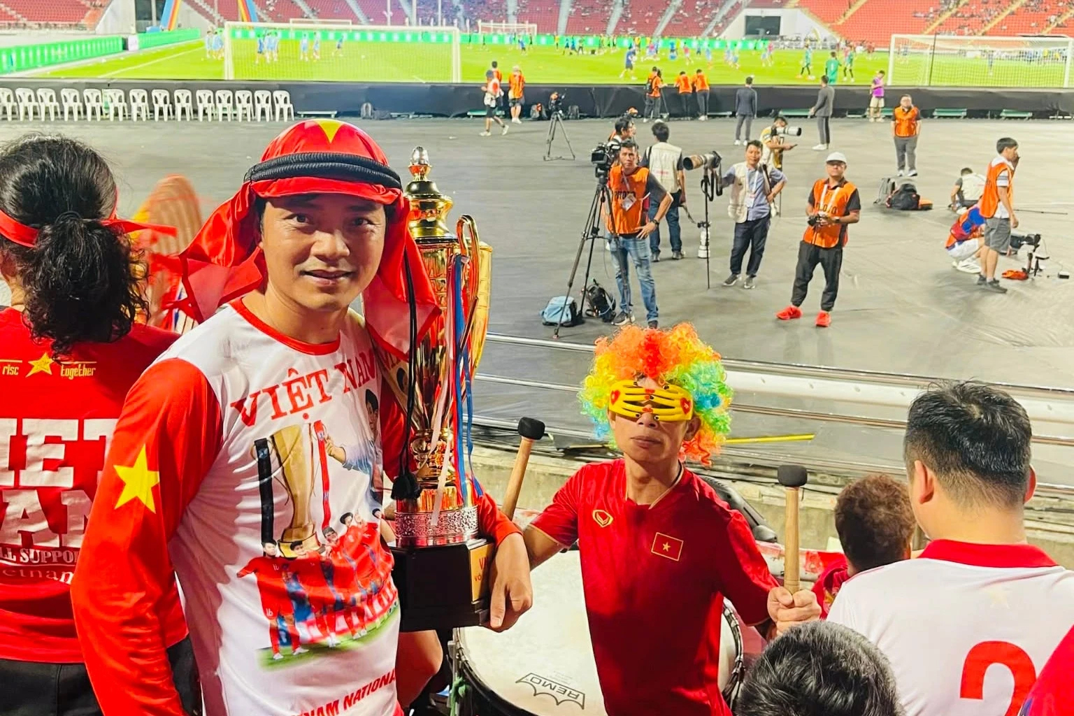 "Cổ động viên nhiệt thành bậc nhất": Chi 150 triệu đồng bay sang Saudi Arabia cổ vũ U23 Việt Nam - Ảnh 2.