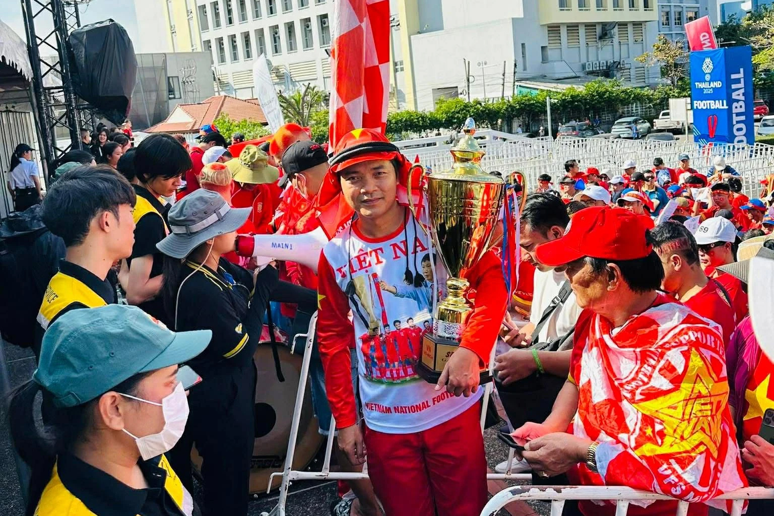 "Cổ động viên nhiệt thành bậc nhất": Chi 150 triệu đồng bay sang Saudi Arabia cổ vũ U23 Việt Nam - Ảnh 3.