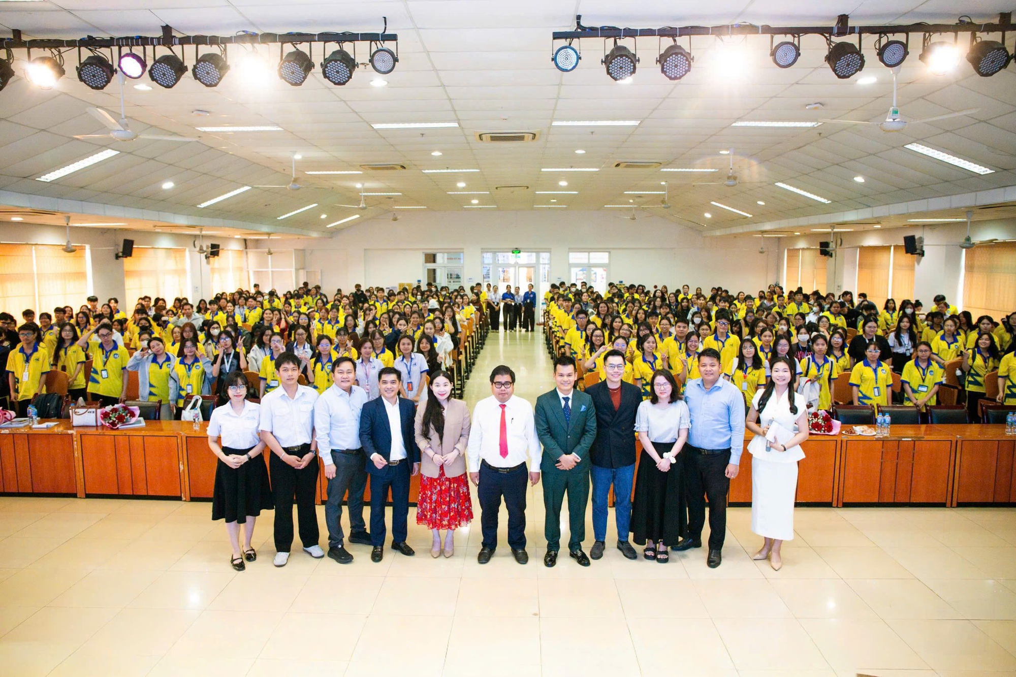 Menta Vstep trao 1000 suất học bổng cho sinh viên của 50 trường ĐH trên toàn quốc - Ảnh 1.