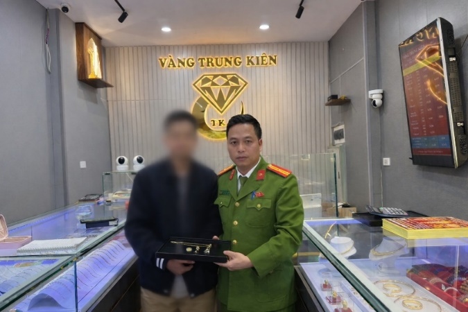 Bị công an "rởm" đe dọa, nam sinh viên lấy vàng của gia đình đi bán - Ảnh 1.