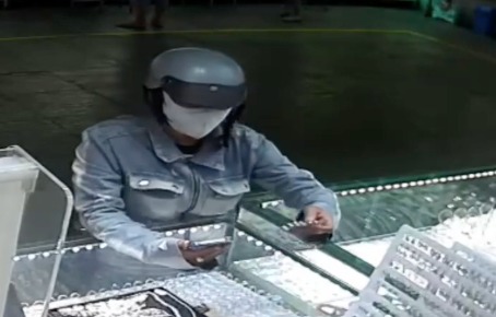 Bắt "nữ qu&aacute;i" trộm lắc v&agrave;ng trắng trị gi&aacute; 160 triệu ở chợ An Đ&ocirc;ng- Ảnh 1.