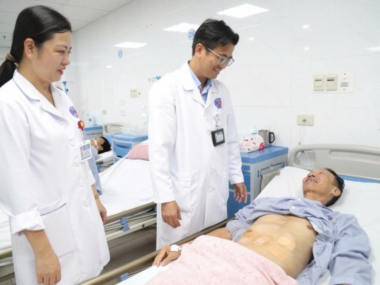 Nhiều người tiệc tùng liên miên dịp cuối năm, bác sĩ cảnh báo ngộ độc rượu - Ảnh 6.