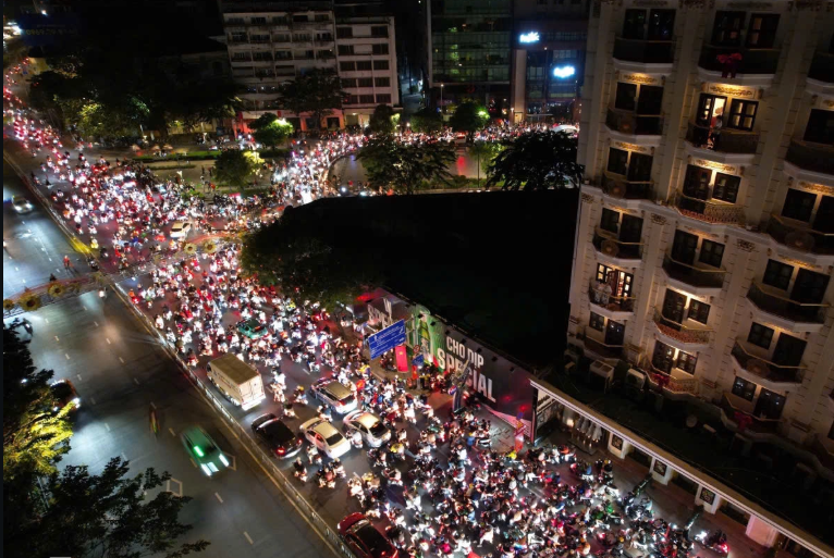 Đêm rực lửa ở Hà Nội, Tp.HCM mừng U23 Việt Nam vào bán kết U23 châu Á - Ảnh 11.