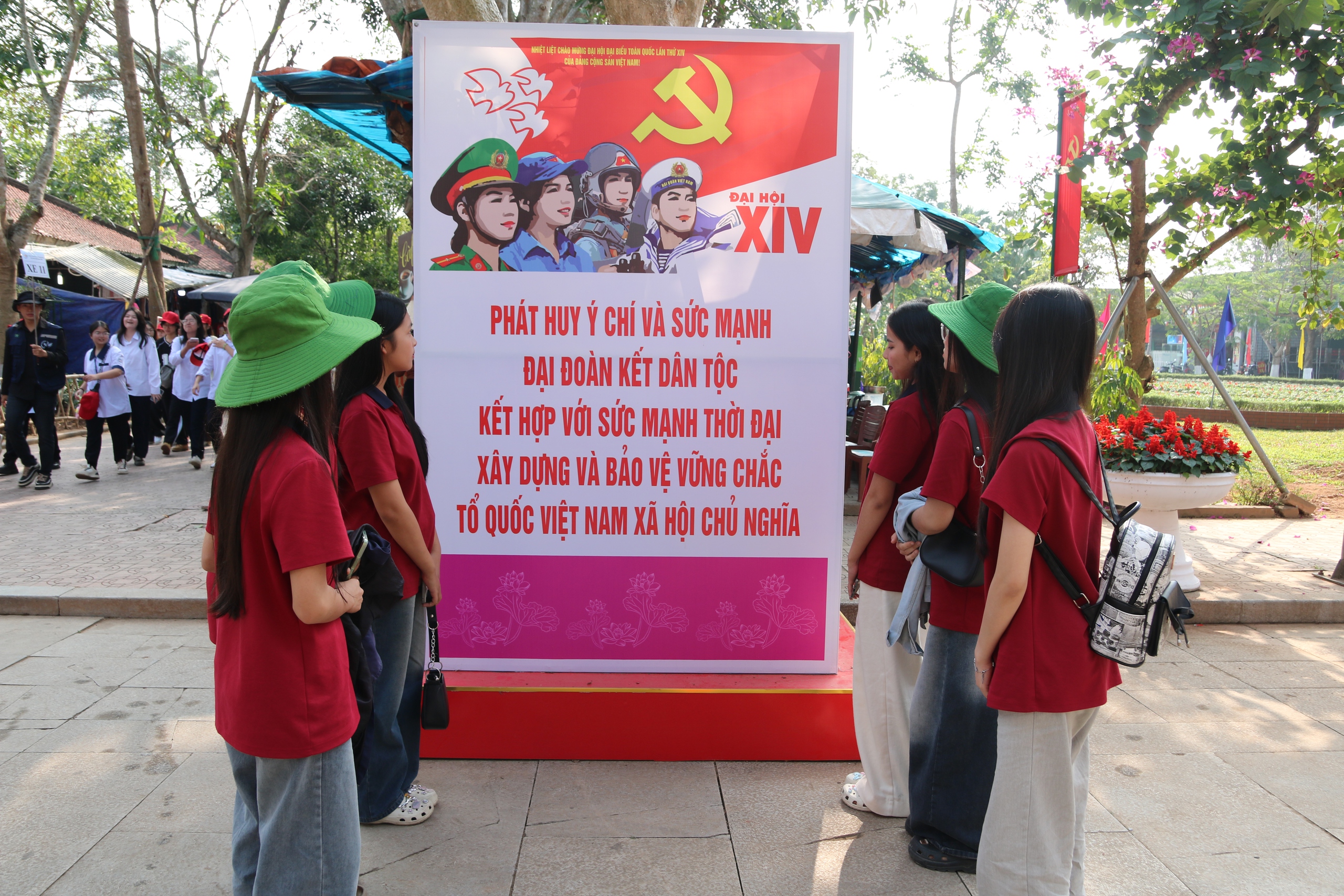 Đường phố qu&ecirc; hương B&aacute;c Hồ rực rỡ cờ hoa ch&agrave;o mừng Đại hội XIV của Đảng - Ảnh 4.