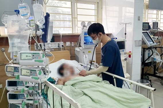 Ngộ độc rượu giả, bác sĩ cảnh báo gia tăng trong dịp Tết - Ảnh 2.