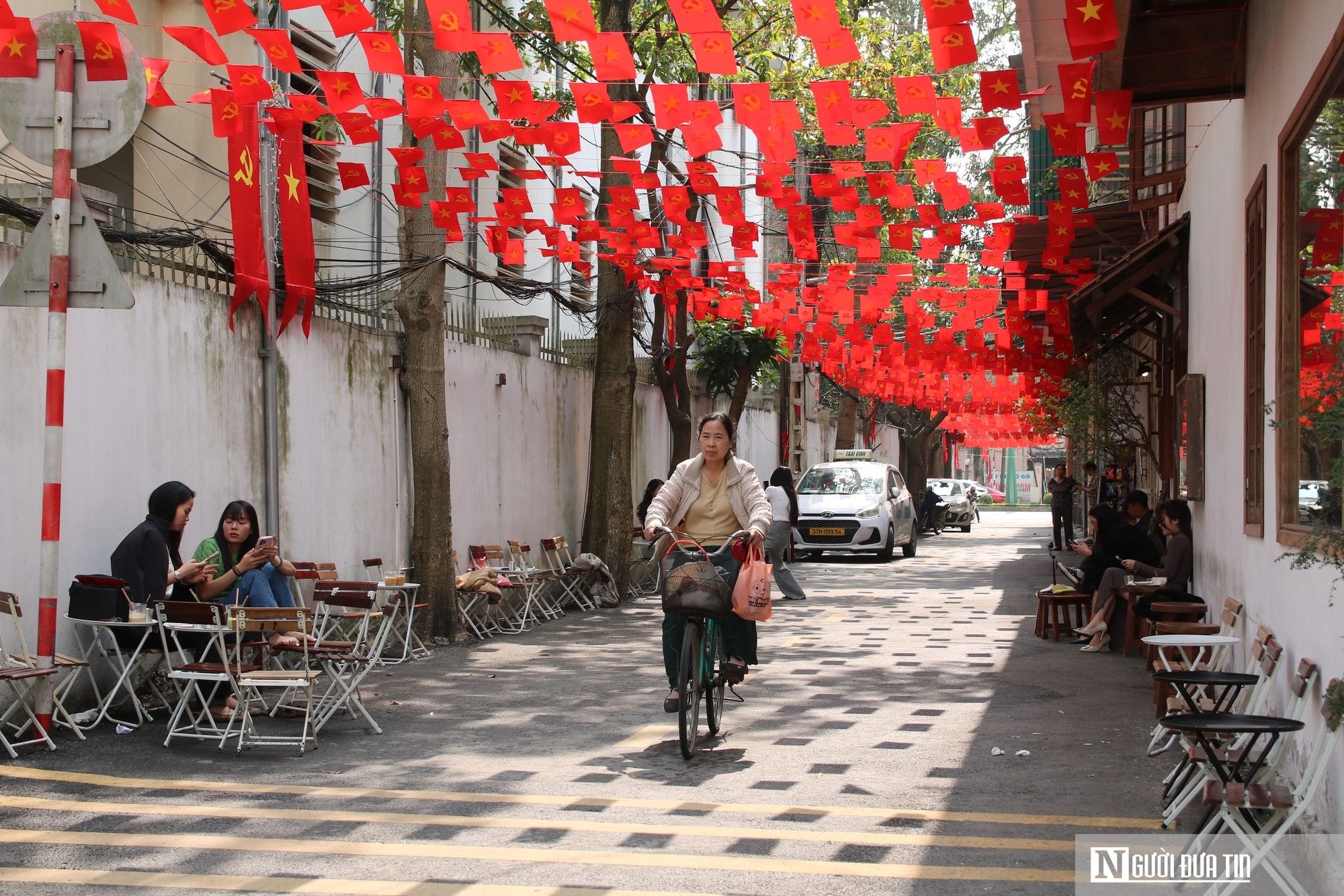 Đường phố qu&ecirc; hương B&aacute;c Hồ rực rỡ cờ hoa ch&agrave;o mừng Đại hội XIV của Đảng - Ảnh 10.